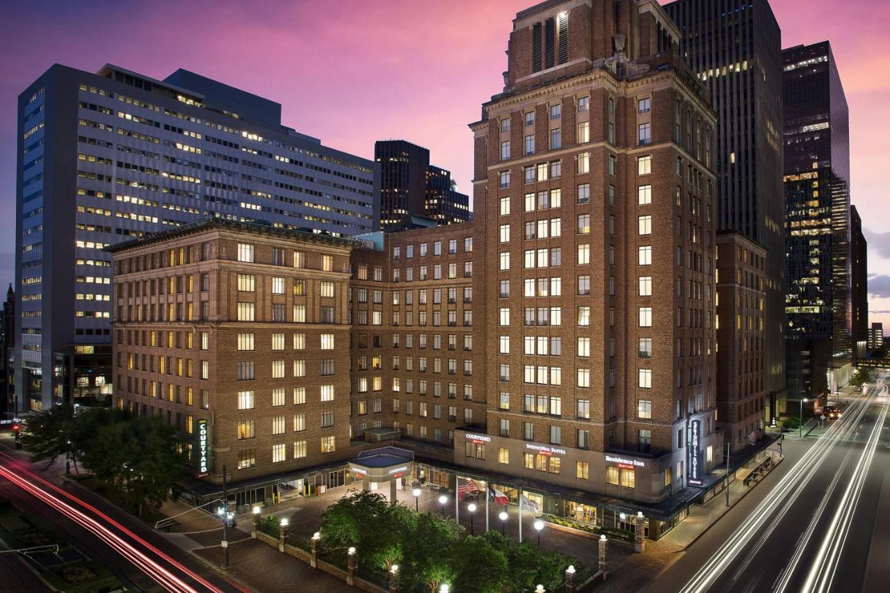 Courtyard Houston Downtown Convention Center Hotel Екстериор снимка