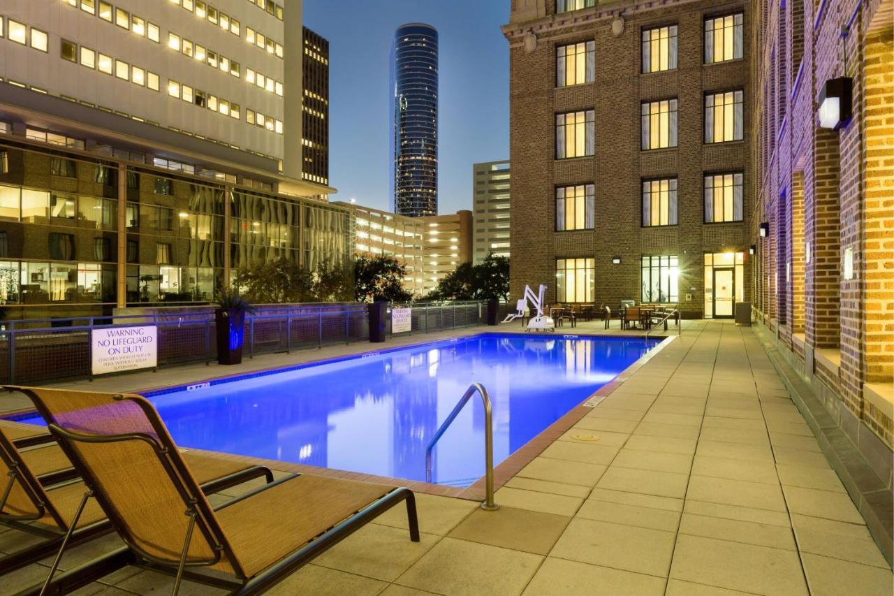Courtyard Houston Downtown Convention Center Hotel Екстериор снимка